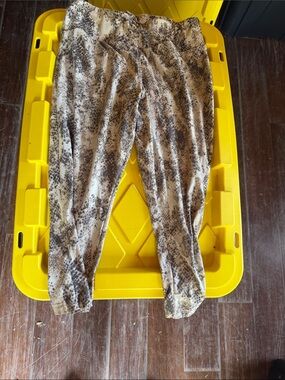 Women Size OX (14W) Terra & Sky Beige and Brown Snake-Print Capris GUC